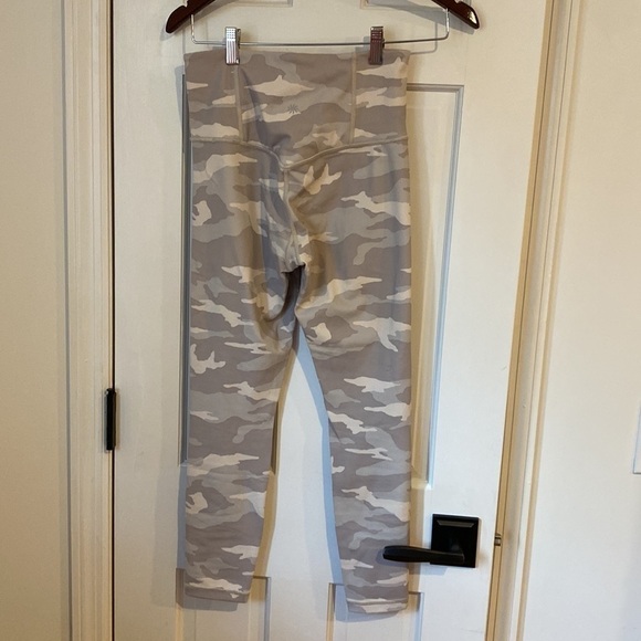 White / Grey Camo Athleta Elation 7/8 Tight Size XS - Picture 3 of 4